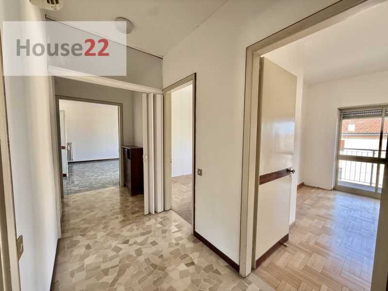 SAN BORTOLO. In zona tranquilla in ben tenuta palazzina e ben abitata di 12 unità abitative propo...