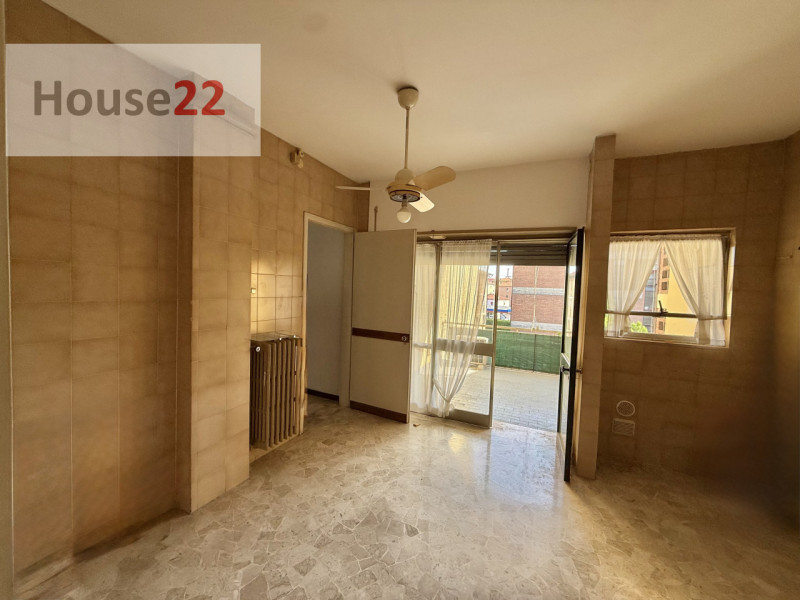 SAN BORTOLO. In zona tranquilla in ben tenuta palazzina e ben abitata di 12 unità abitative propo...