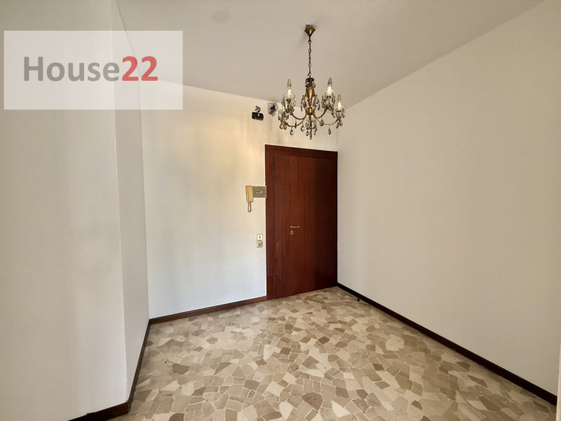 SAN BORTOLO. In zona tranquilla in ben tenuta palazzina e ben abitata di 12 unità abitative propo...