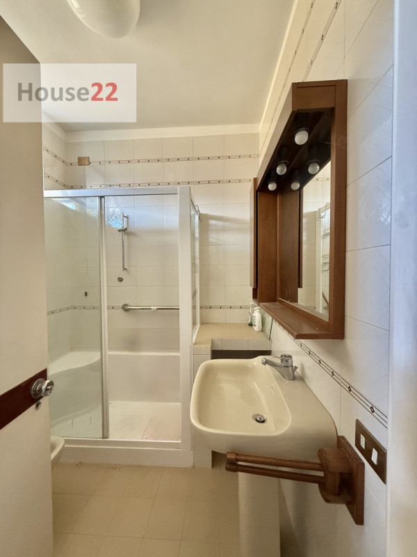 SAN BORTOLO. In zona tranquilla in ben tenuta palazzina e ben abitata di 12 unità abitative propo...