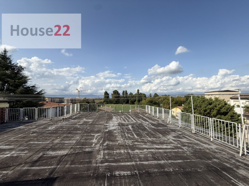 SAN BORTOLO. In zona tranquilla in ben tenuta palazzina e ben abitata di 12 unità abitative propo...