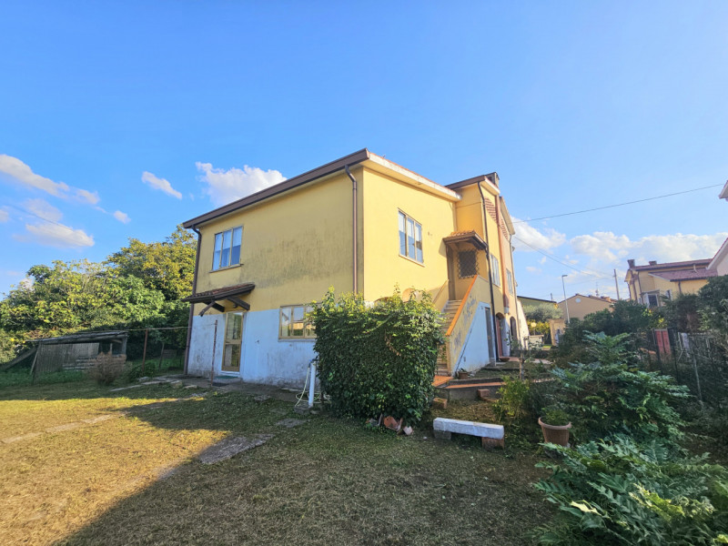 A Monselice, località Marendole, in un contesto tranquillo e chiuso al traffico, proponiamo in ve...