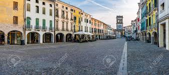 Scoprite un'opportunità unica per la vostra attività commerciale con questo affascinante negozio ...