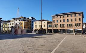 Scoprite un'opportunità unica per la vostra attività commerciale con questo affascinante negozio ...