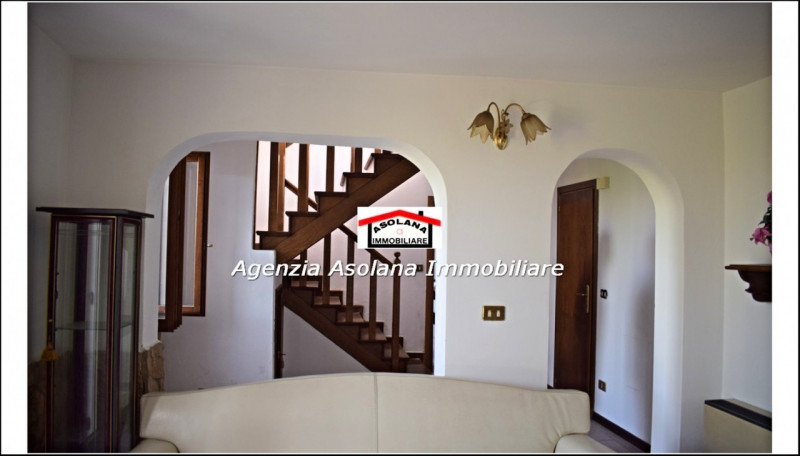 Vendesi casa singola con scoperto privato in comune di Asolo. La casa si sviluppa su due piani fu...