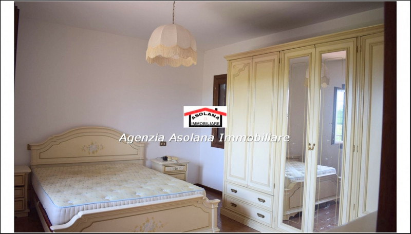 Vendesi casa singola con scoperto privato in comune di Asolo. La casa si sviluppa su due piani fu...