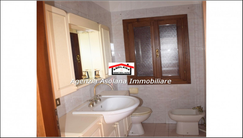 Vendesi casa singola con scoperto privato in comune di Asolo. La casa si sviluppa su due piani fu...