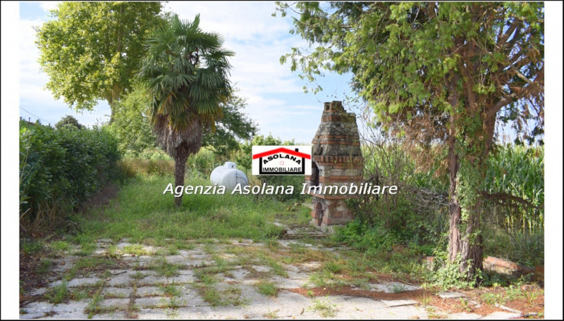 Vendesi casa singola con scoperto privato in comune di Asolo. La casa si sviluppa su due piani fu...