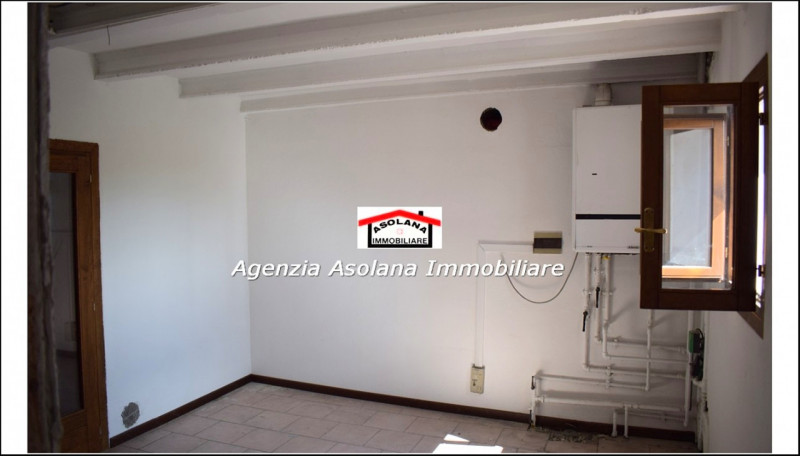 Vendesi casa singola con scoperto privato in comune di Asolo. La casa si sviluppa su due piani fu...