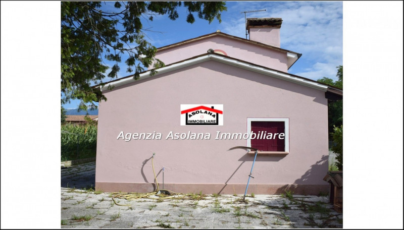 Vendesi casa singola con scoperto privato in comune di Asolo. La casa si sviluppa su due piani fu...