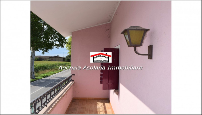 Vendesi casa singola con scoperto privato in comune di Asolo. La casa si sviluppa su due piani fu...