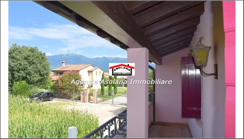Vendesi casa singola con scoperto privato in comune di Asolo. La casa si sviluppa su due piani fu...