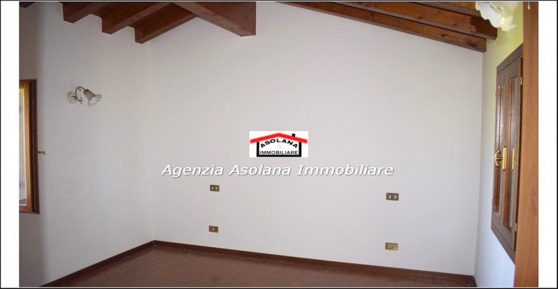 Vendesi casa singola con scoperto privato in comune di Asolo. La casa si sviluppa su due piani fu...