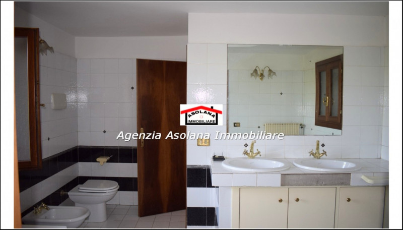 Vendesi casa singola con scoperto privato in comune di Asolo. La casa si sviluppa su due piani fu...