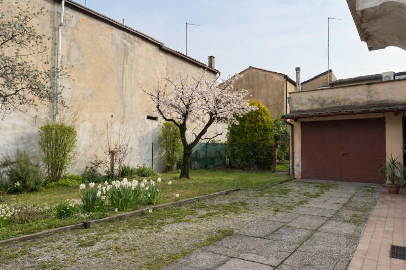 A pochi passi dal centro storico di Padova, appena fuori dalle mura, proponiamo in vendita una ca...