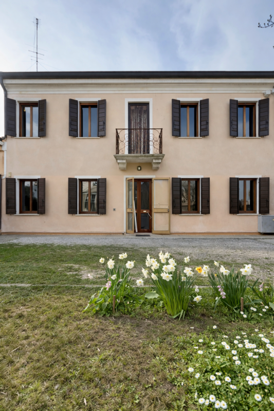 A pochi passi dal centro storico di Padova, appena fuori dalle mura, proponiamo in vendita una ca...