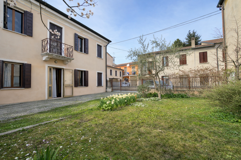A pochi passi dal centro storico di Padova, appena fuori dalle mura, proponiamo in vendita una ca...