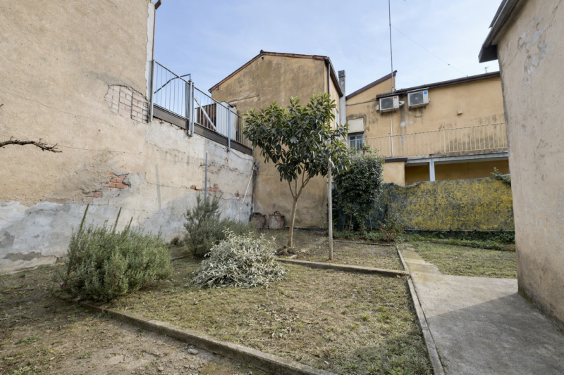 A pochi passi dal centro storico di Padova, appena fuori dalle mura, proponiamo in vendita una ca...