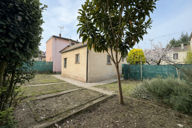 A pochi passi dal centro storico di Padova, appena fuori dalle mura, proponiamo in vendita una ca...