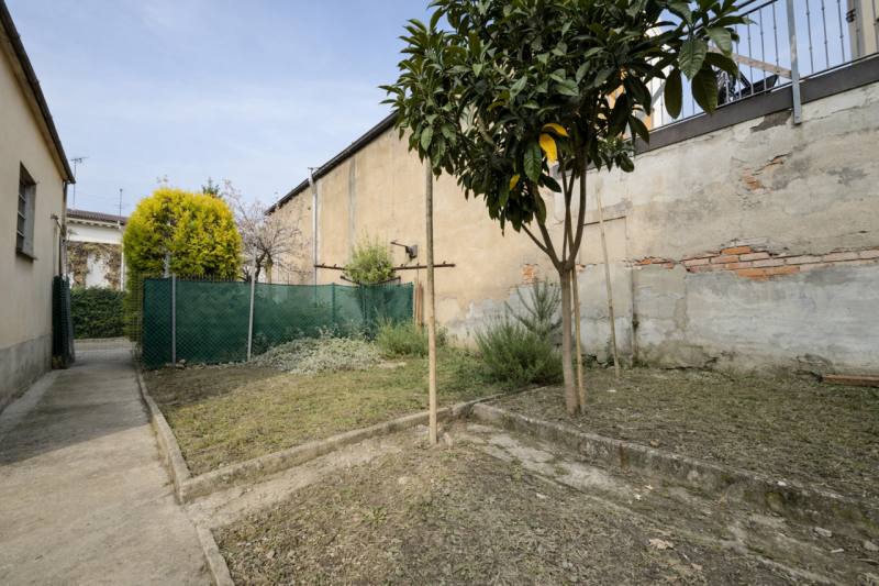 A pochi passi dal centro storico di Padova, appena fuori dalle mura, proponiamo in vendita una ca...
