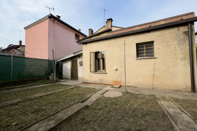 A pochi passi dal centro storico di Padova, appena fuori dalle mura, proponiamo in vendita una ca...