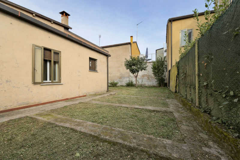 A pochi passi dal centro storico di Padova, appena fuori dalle mura, proponiamo in vendita una ca...