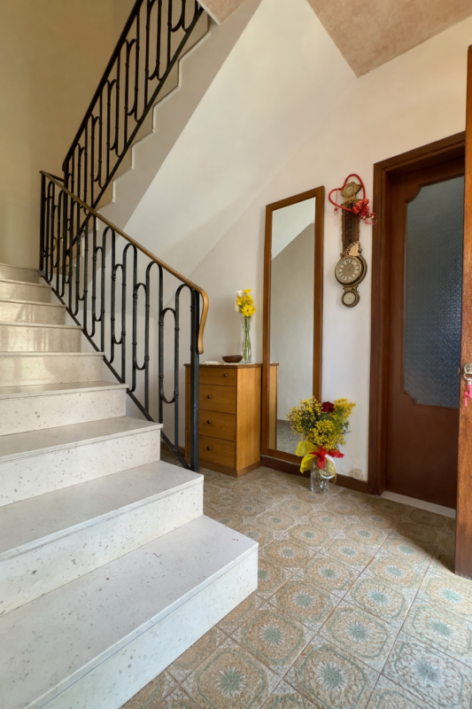 A pochi passi dal centro storico di Padova, appena fuori dalle mura, proponiamo in vendita una ca...