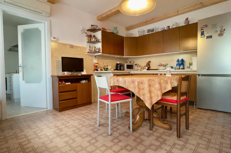 A pochi passi dal centro storico di Padova, appena fuori dalle mura, proponiamo in vendita una ca...