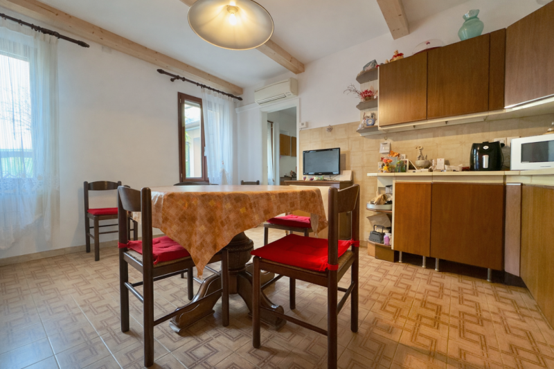 A pochi passi dal centro storico di Padova, appena fuori dalle mura, proponiamo in vendita una ca...