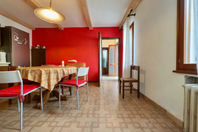 A pochi passi dal centro storico di Padova, appena fuori dalle mura, proponiamo in vendita una ca...