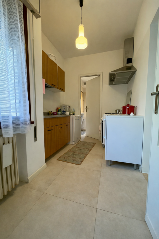 A pochi passi dal centro storico di Padova, appena fuori dalle mura, proponiamo in vendita una ca...