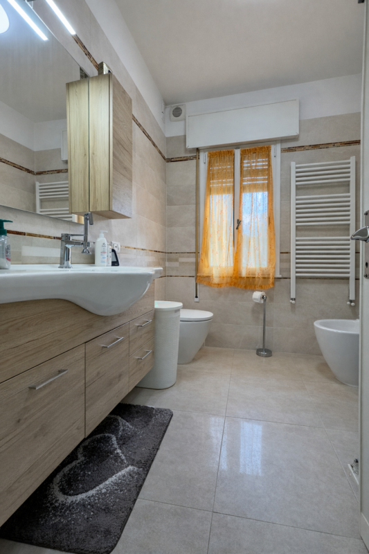 A pochi passi dal centro storico di Padova, appena fuori dalle mura, proponiamo in vendita una ca...