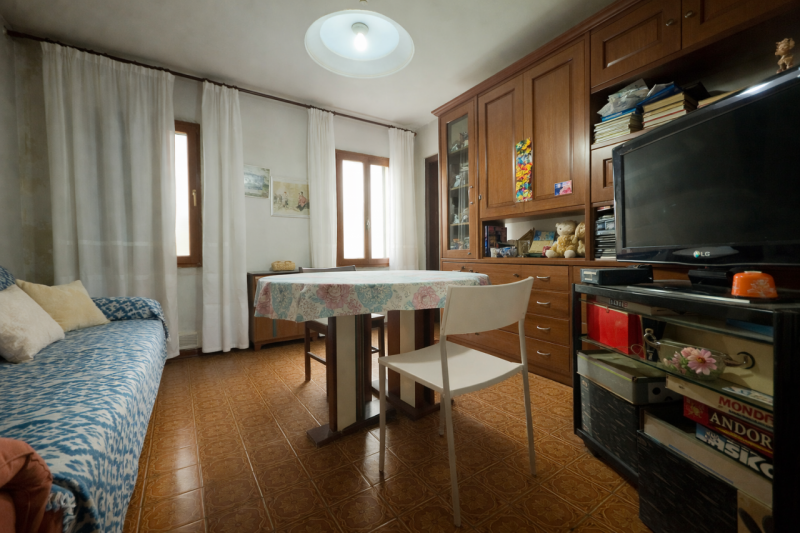 A pochi passi dal centro storico di Padova, appena fuori dalle mura, proponiamo in vendita una ca...