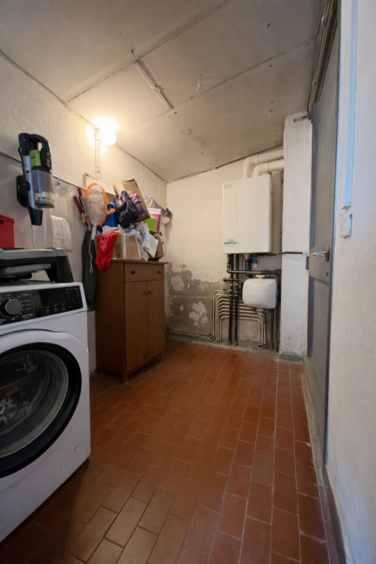 A pochi passi dal centro storico di Padova, appena fuori dalle mura, proponiamo in vendita una ca...