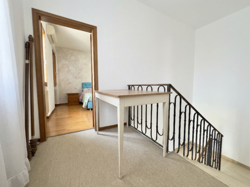 A pochi passi dal centro storico di Padova, appena fuori dalle mura, proponiamo in vendita una ca...