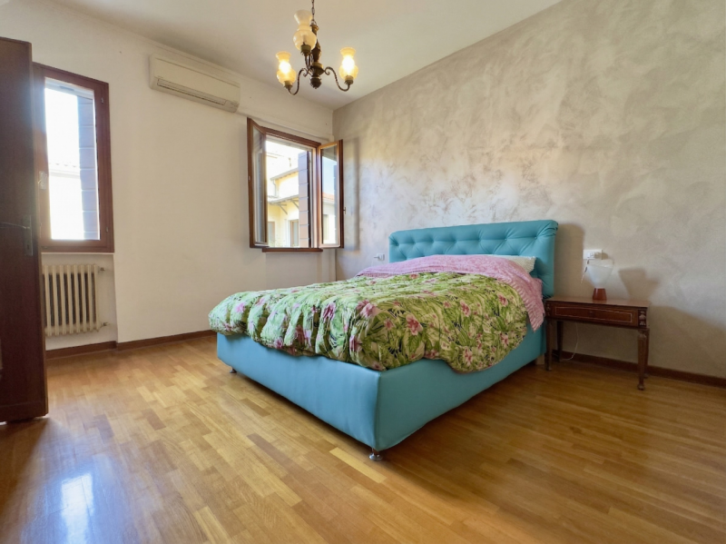 A pochi passi dal centro storico di Padova, appena fuori dalle mura, proponiamo in vendita una ca...