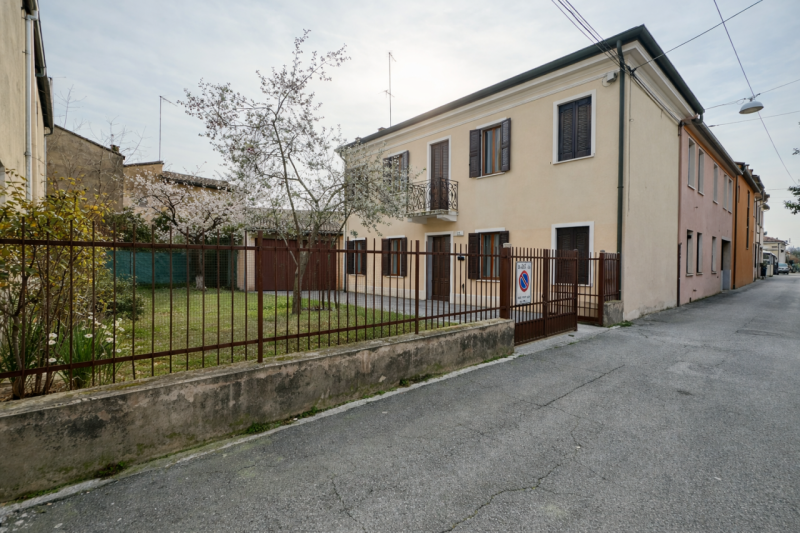 A pochi passi dal centro storico di Padova, appena fuori dalle mura, proponiamo in vendita una ca...
