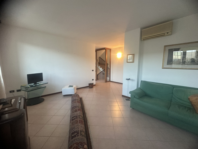 OTTIMA CASA INDIPENDENTE SU DUE LIVELLI CON CAPANNONE ACCOSTATO

Immobile in esclusiva al Gruppo ...