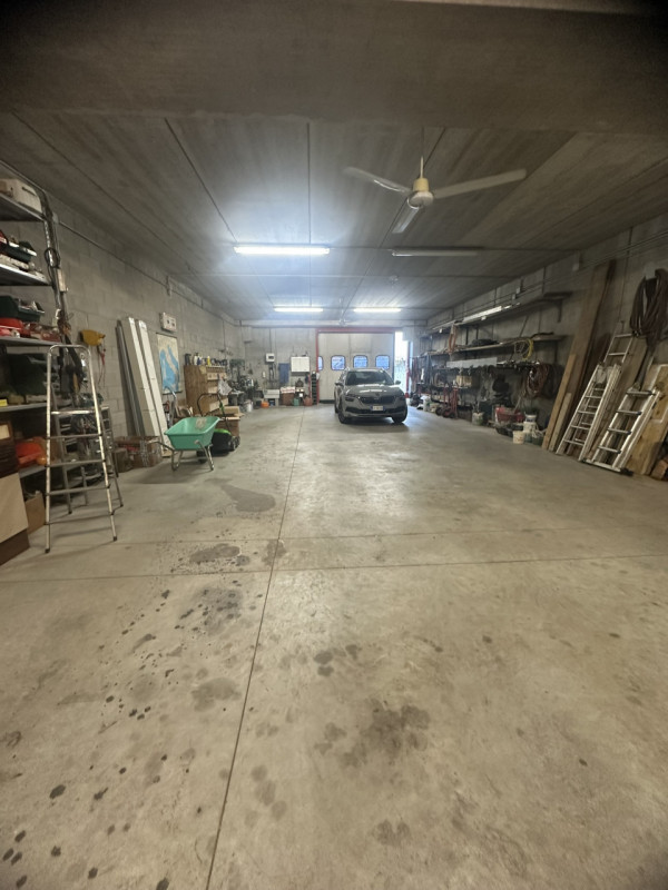 OTTIMA CASA INDIPENDENTE SU DUE LIVELLI CON CAPANNONE ACCOSTATO

Immobile in esclusiva al Gruppo ...