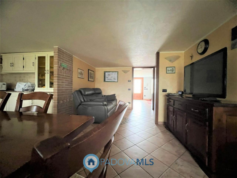 Immobile in esclusiva al Gruppo Padova MLS.
Se cerchi la tranquillita' di una casa singola con un...