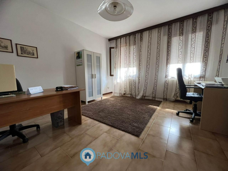 Immobile in esclusiva al Gruppo Padova MLS.
Se cerchi la tranquillita' di una casa singola con un...