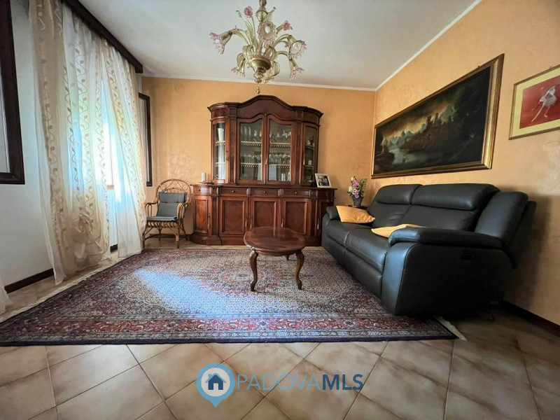 Immobile in esclusiva al Gruppo Padova MLS.
Se cerchi la tranquillita' di una casa singola con un...