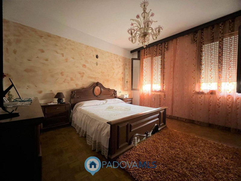 Immobile in esclusiva al Gruppo Padova MLS.
Se cerchi la tranquillita' di una casa singola con un...