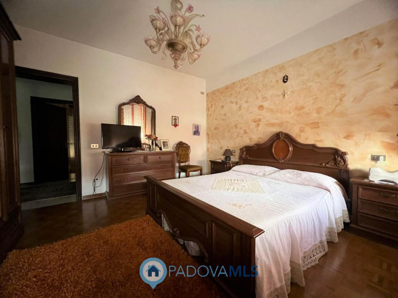Immobile in esclusiva al Gruppo Padova MLS.
Se cerchi la tranquillita' di una casa singola con un...
