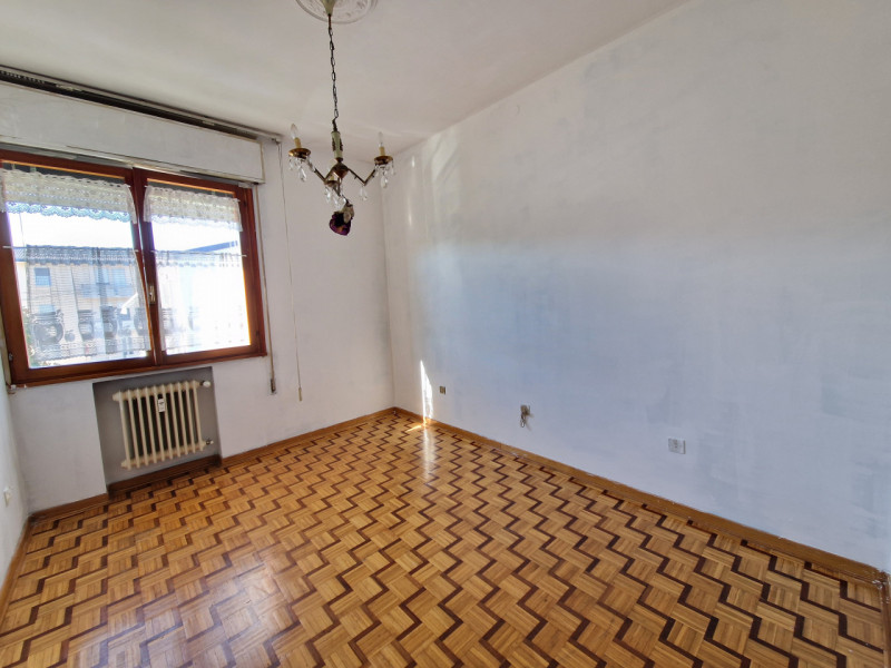 Scoprite questo luminoso appartamento quadrilocale di 125 mq situato nella tranquilla zona di Chi...