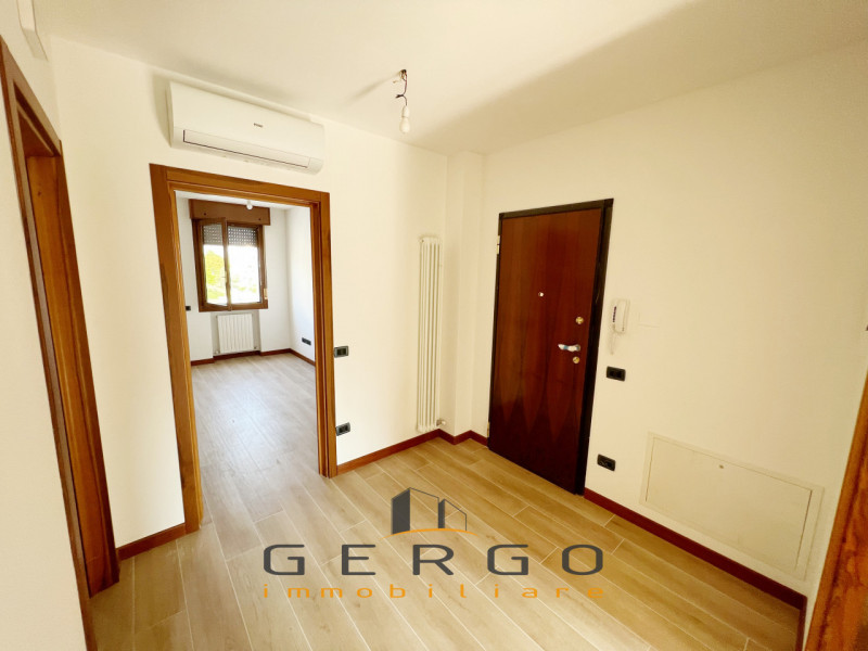 (Per INFO Cristina 3389226442) Ad Abano Terme, comodissimo a tutti i servizi, proponiamo in vendi...