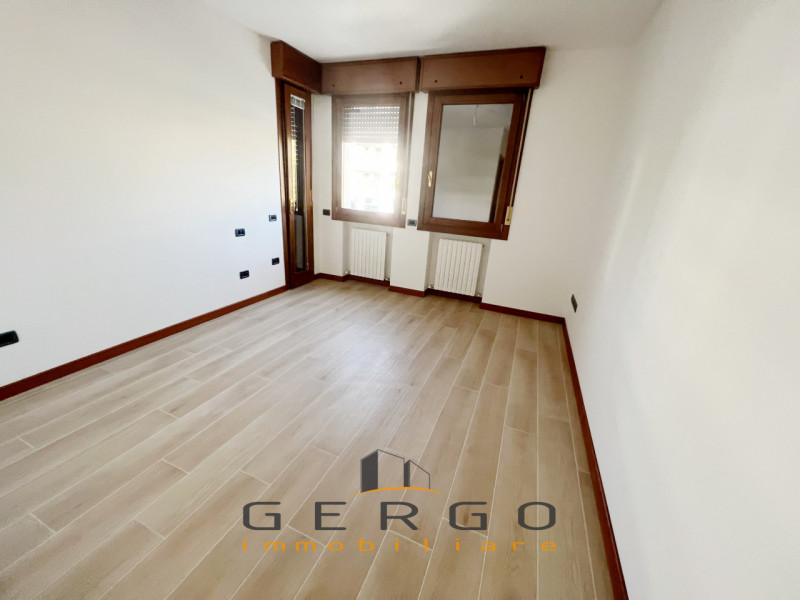 (Per INFO Cristina 3389226442) Ad Abano Terme, comodissimo a tutti i servizi, proponiamo in vendi...