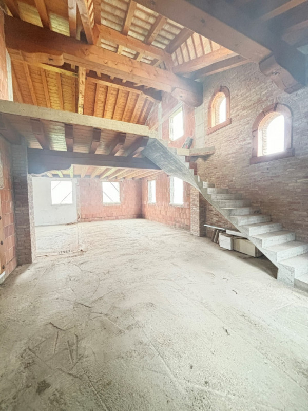 LOREGGIA: ampia villa contemporanea immersa nella natura, proposta al 'GREZZO' su un lotto di ter...