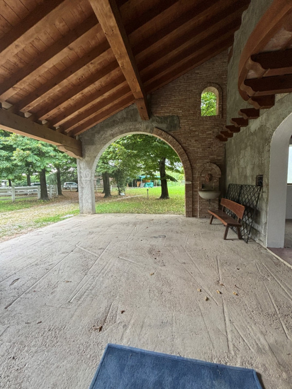 LOREGGIA: ampia villa contemporanea immersa nella natura, proposta al 'GREZZO' su un lotto di ter...