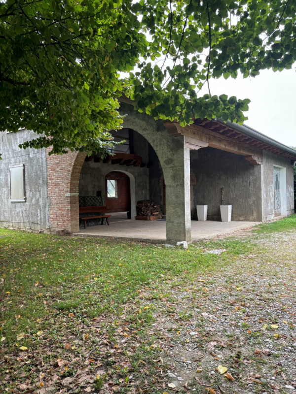 LOREGGIA: ampia villa contemporanea immersa nella natura, proposta al 'GREZZO' su un lotto di ter...